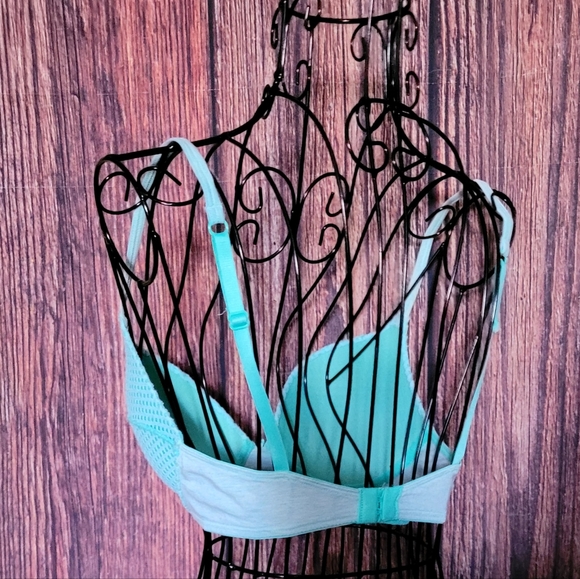 🌺 Victoria's Secret Fishnet Lace Bra - Picture 2 of 6